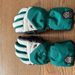 Astra Women's Green and White Gloves